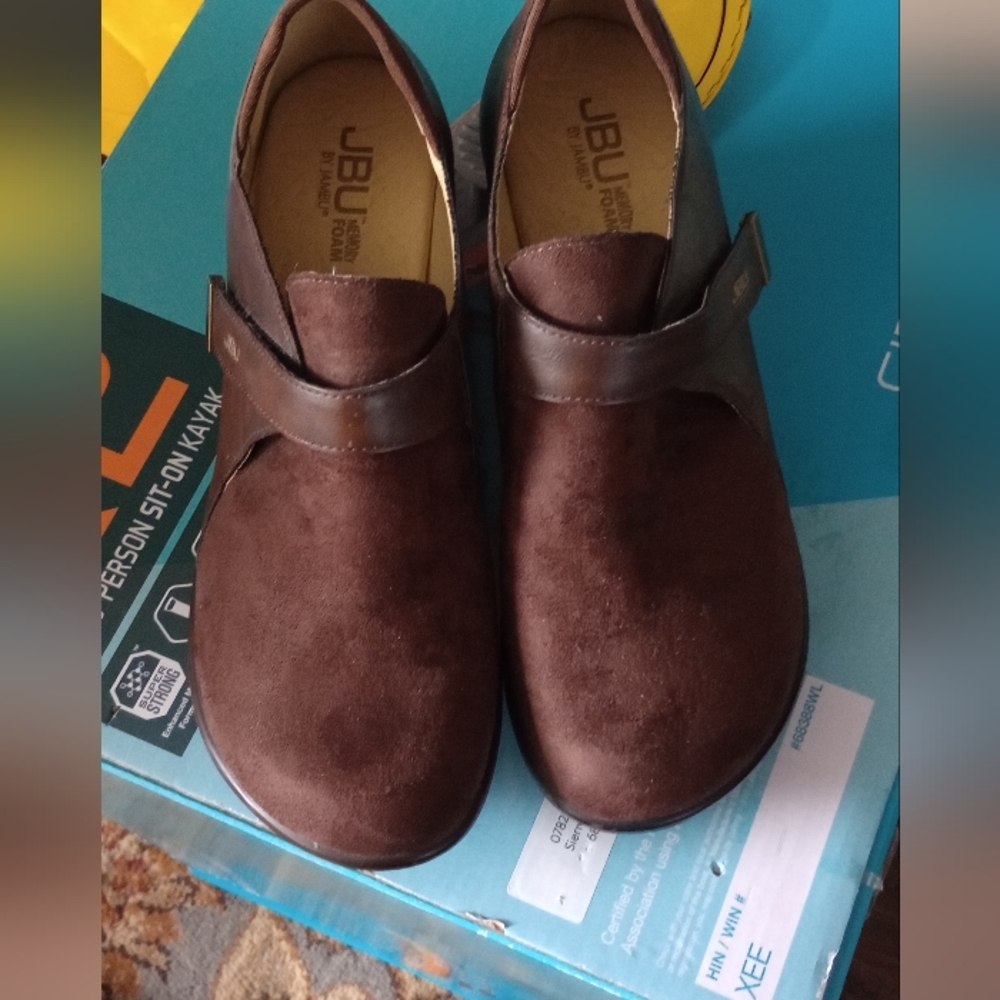 Mint condition JBU suede clogs!